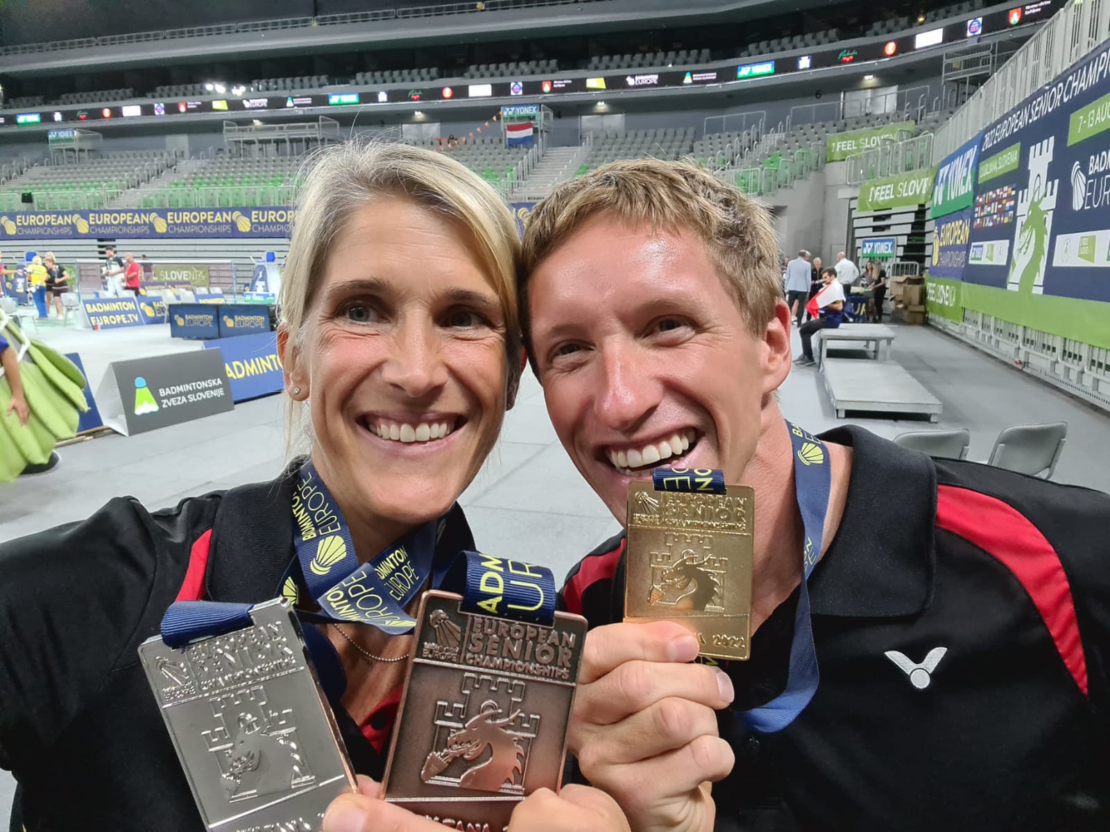 Steffi und Basti mit ihren Medaillen bei der WM2022